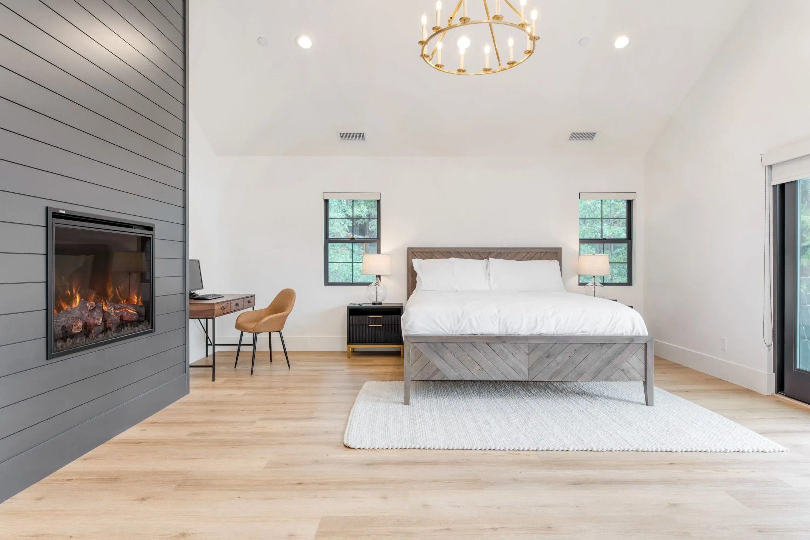 Luxury Retreat, 5mins to the Lake Game Room + Fire Pit Howlite by Avantstay