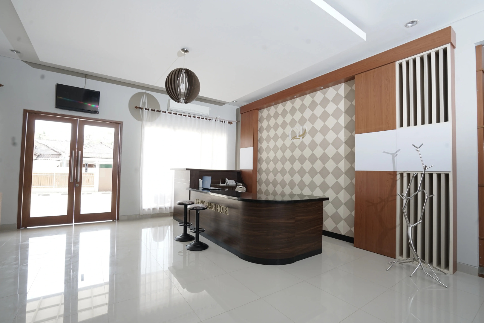 Capital O 1974 Grand Parigi Hotel