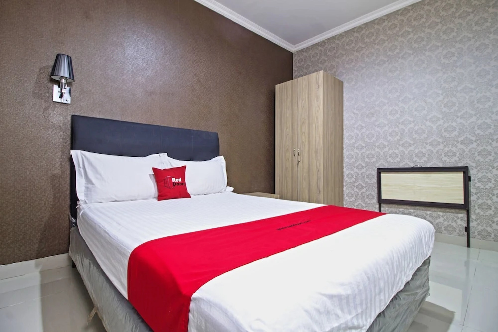 RedDoorz Plus near Lippo Cikarang Mall