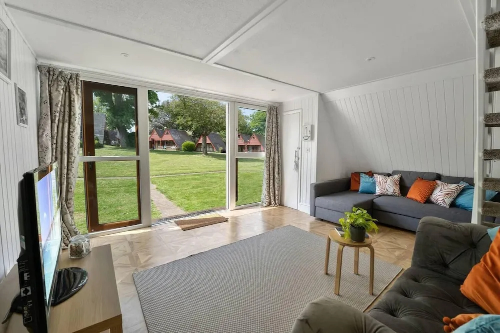 The Lookout, Sunny Beach Retreat, Sleeps 5 Guests
