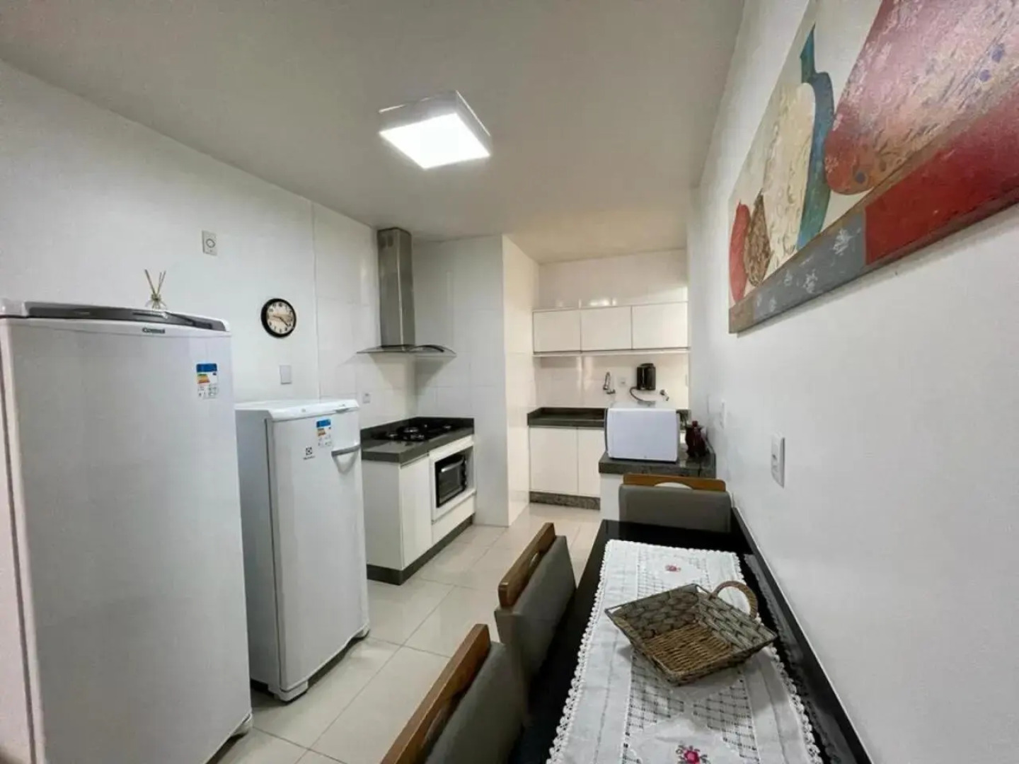 Apto amplo no coração da meia praia a 130m do mar