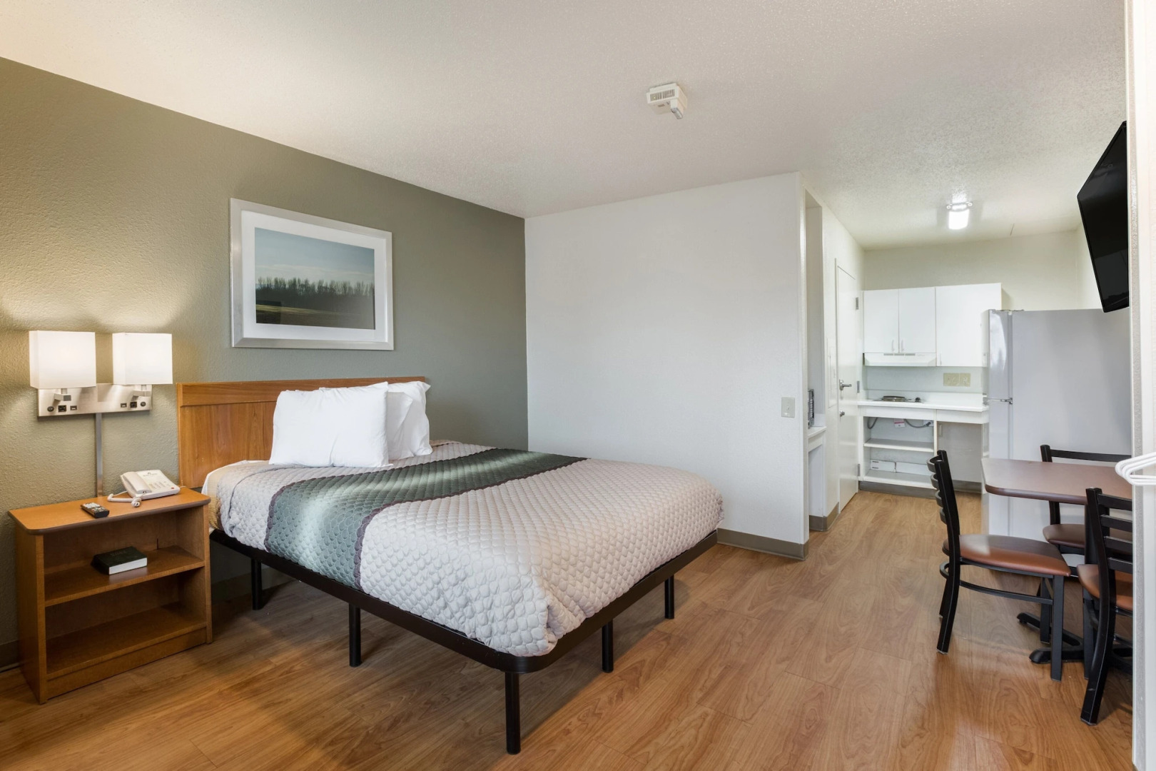 HomeTowne Studios by Red Roof Detroit - Livonia