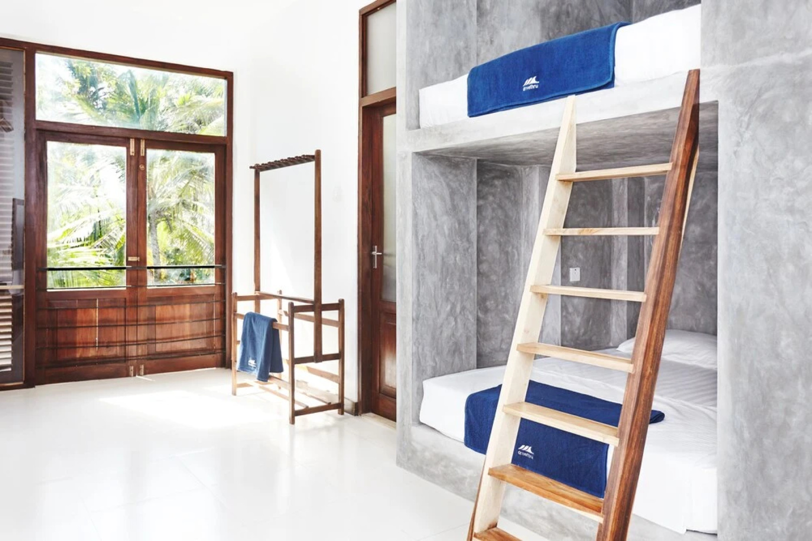 drivethru Hostel Polhena