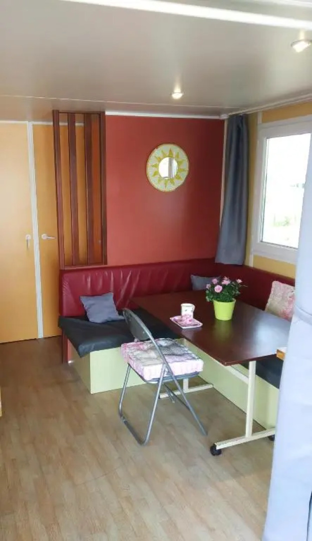 Mobil-home flottant SEURRE vue panoramique sur l'eau jacuzzi privé en option