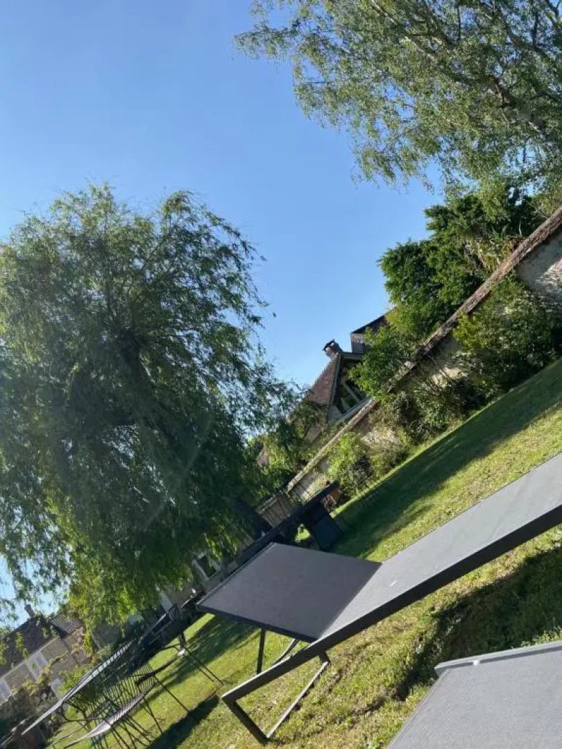 Cocon en lisière de forêt