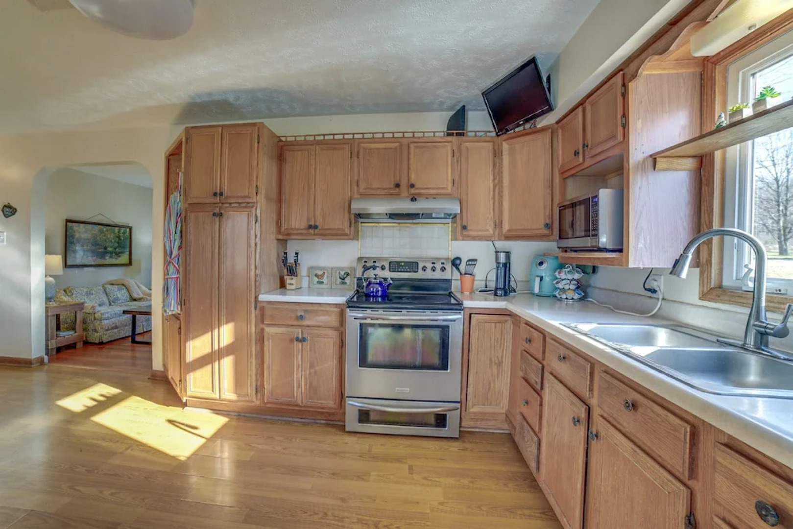 Quaint Youngstown Home ~ 2 Mi to Boardman Park!