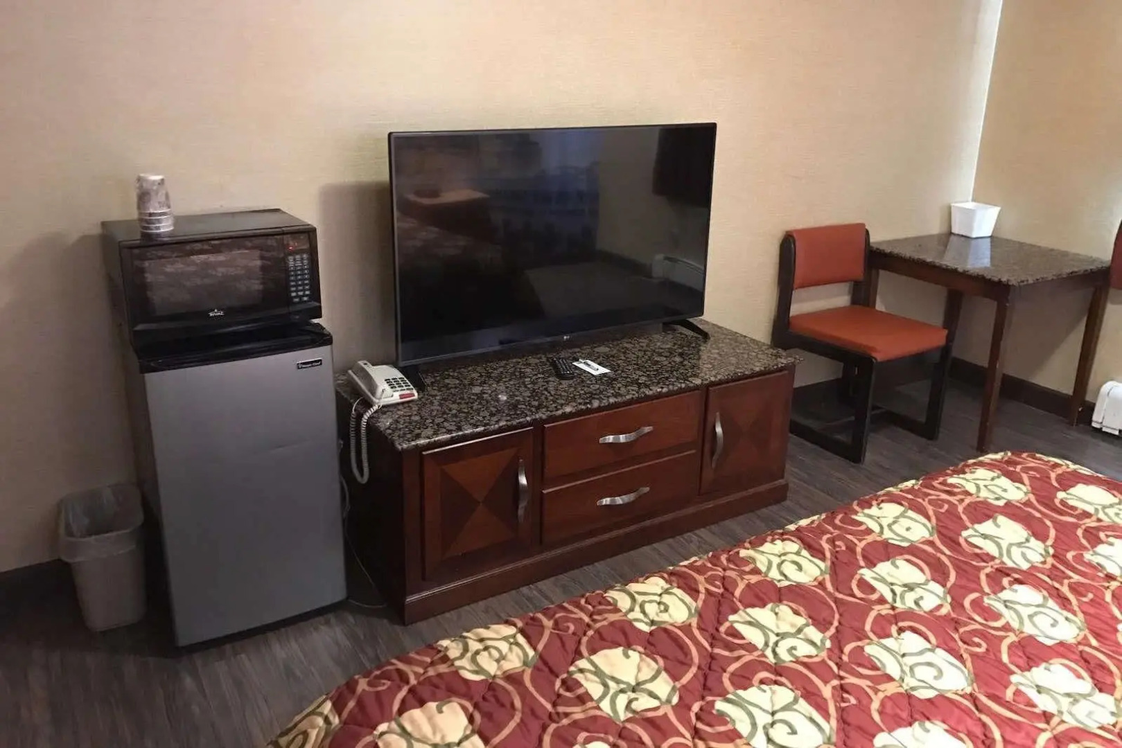 Travelodge by Wyndham Avenel Woodbridge