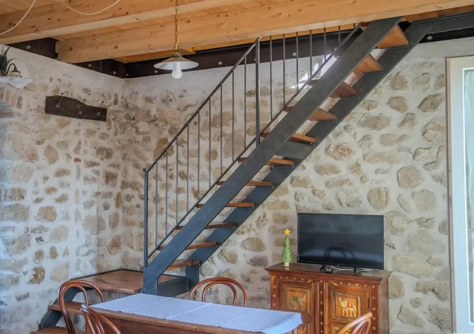 Casale nel Verde con Piscina e Vista