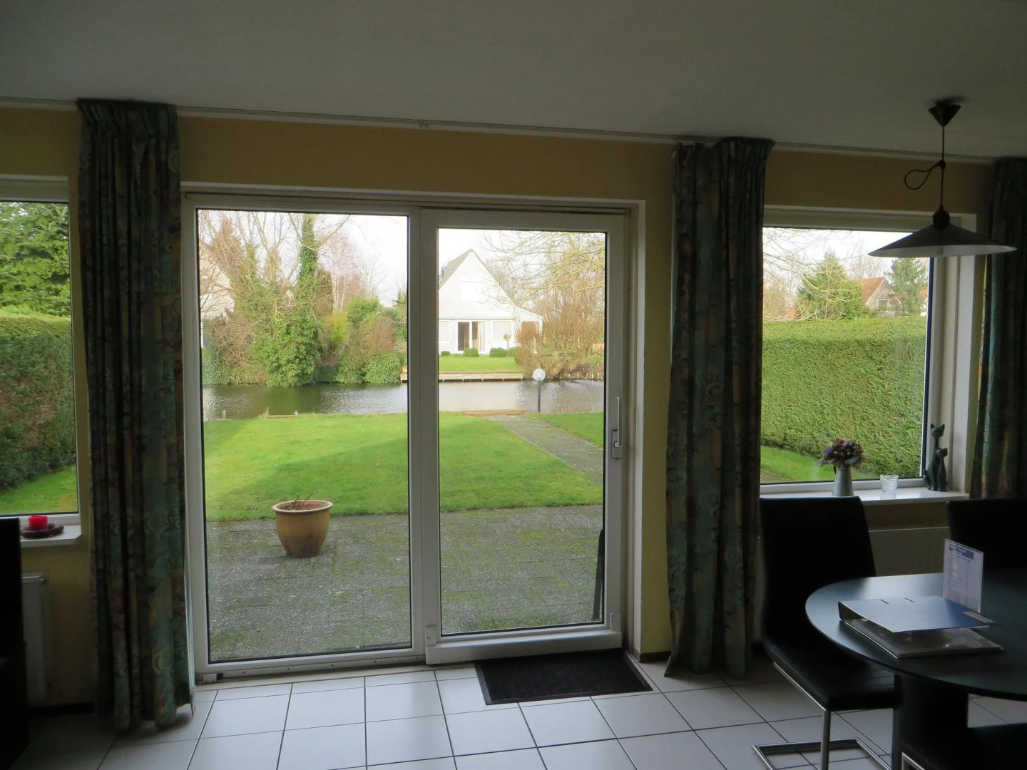 Detached bungalow with dishwasher, at the water