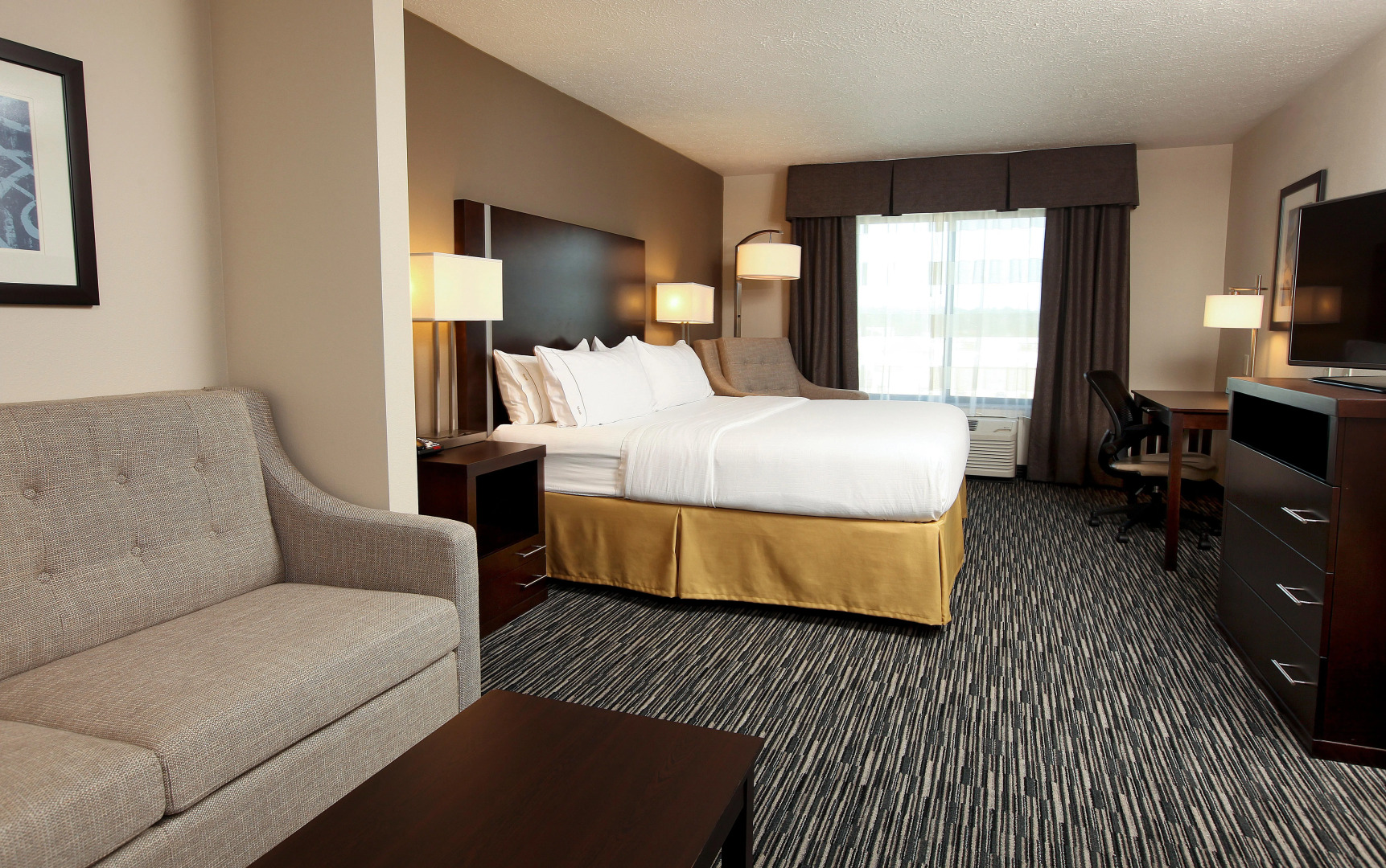 Holiday Inn Express & Suites Omaha South - Ralston Arena by IHG