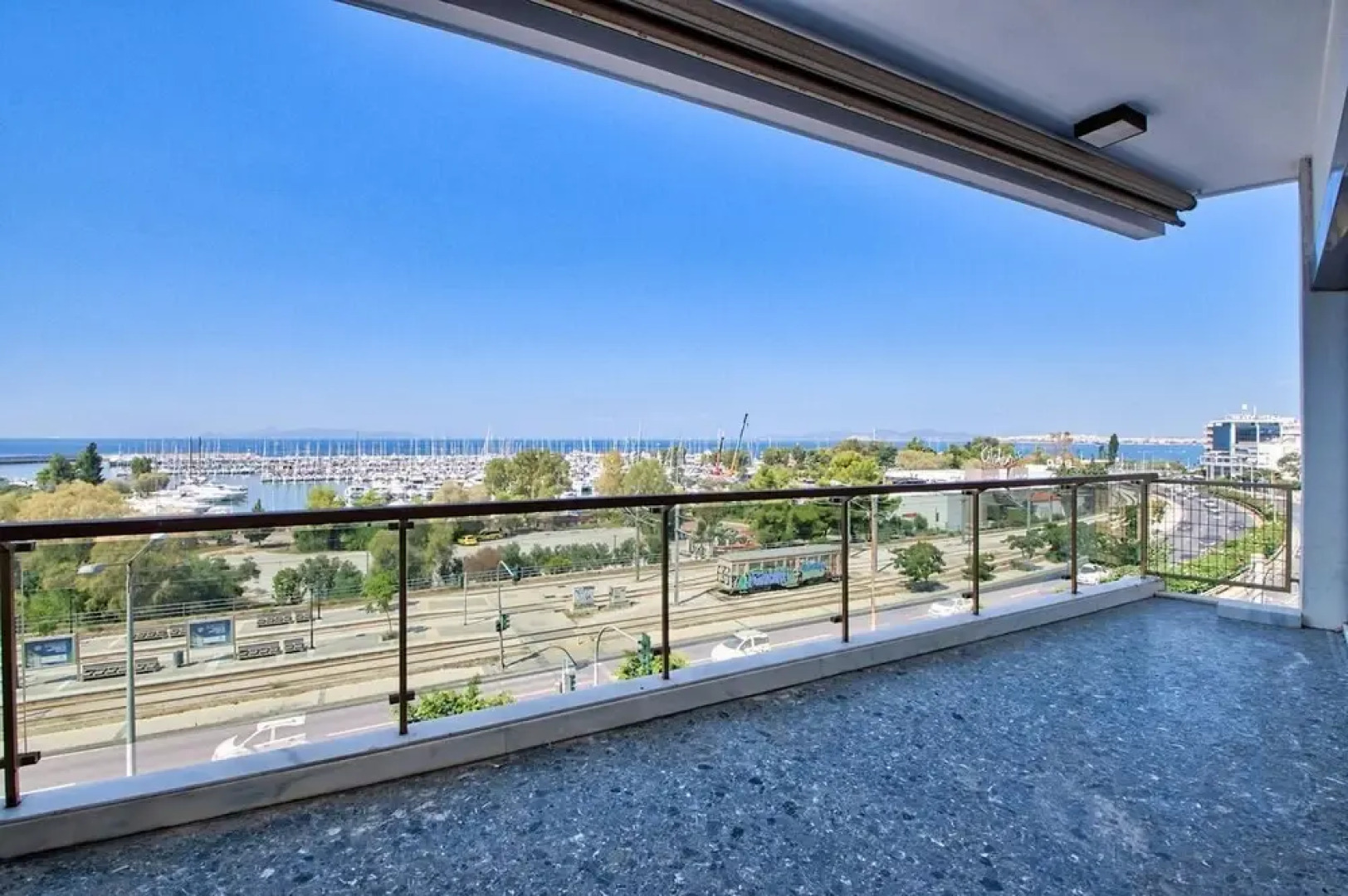 Spacious 3 bedroom apartment in Alimos