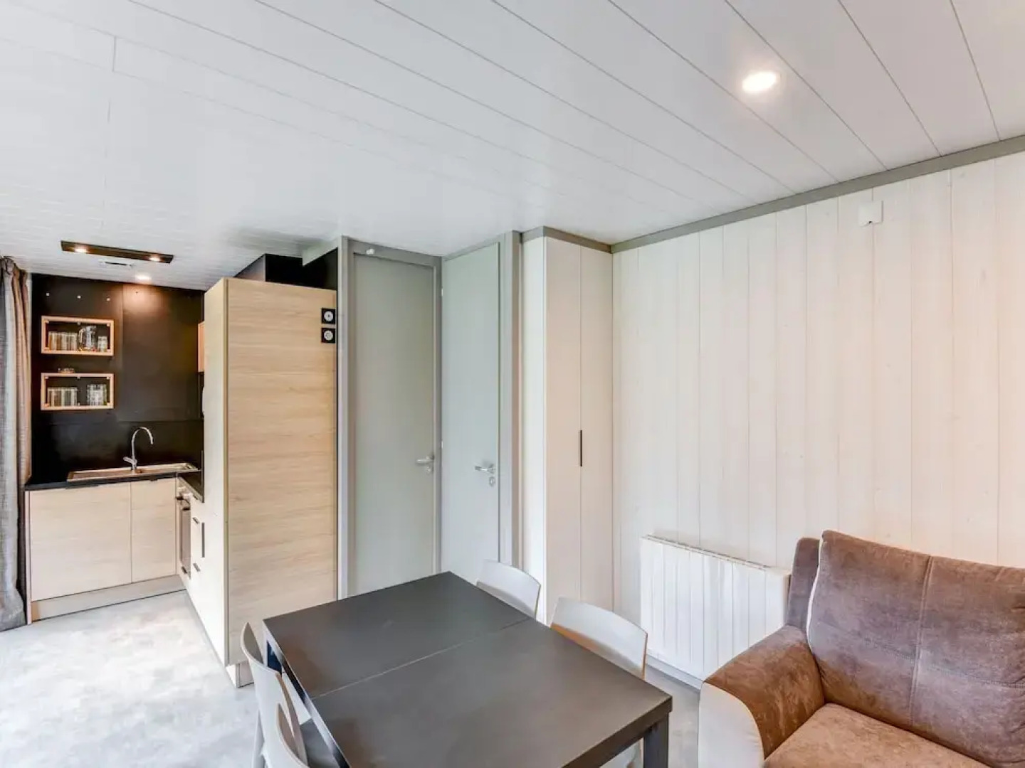 Secluded Chalet in Hourtin With Swimming Pool