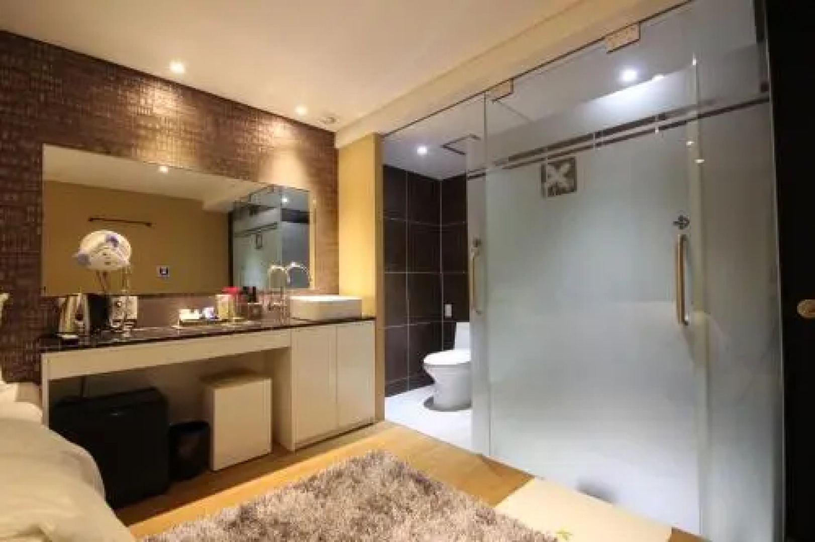 September Motel Oncheon