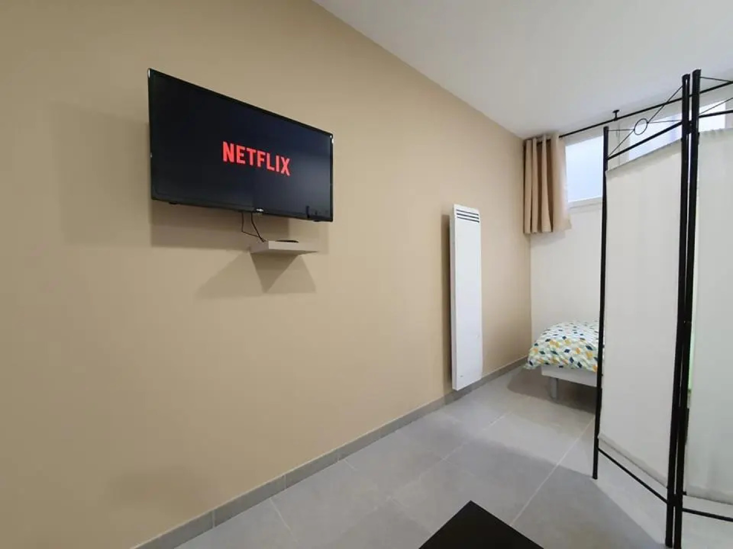 Grand studio Gravelines centre , 5 mn du cnpe et de la plage, absence de chambre privative