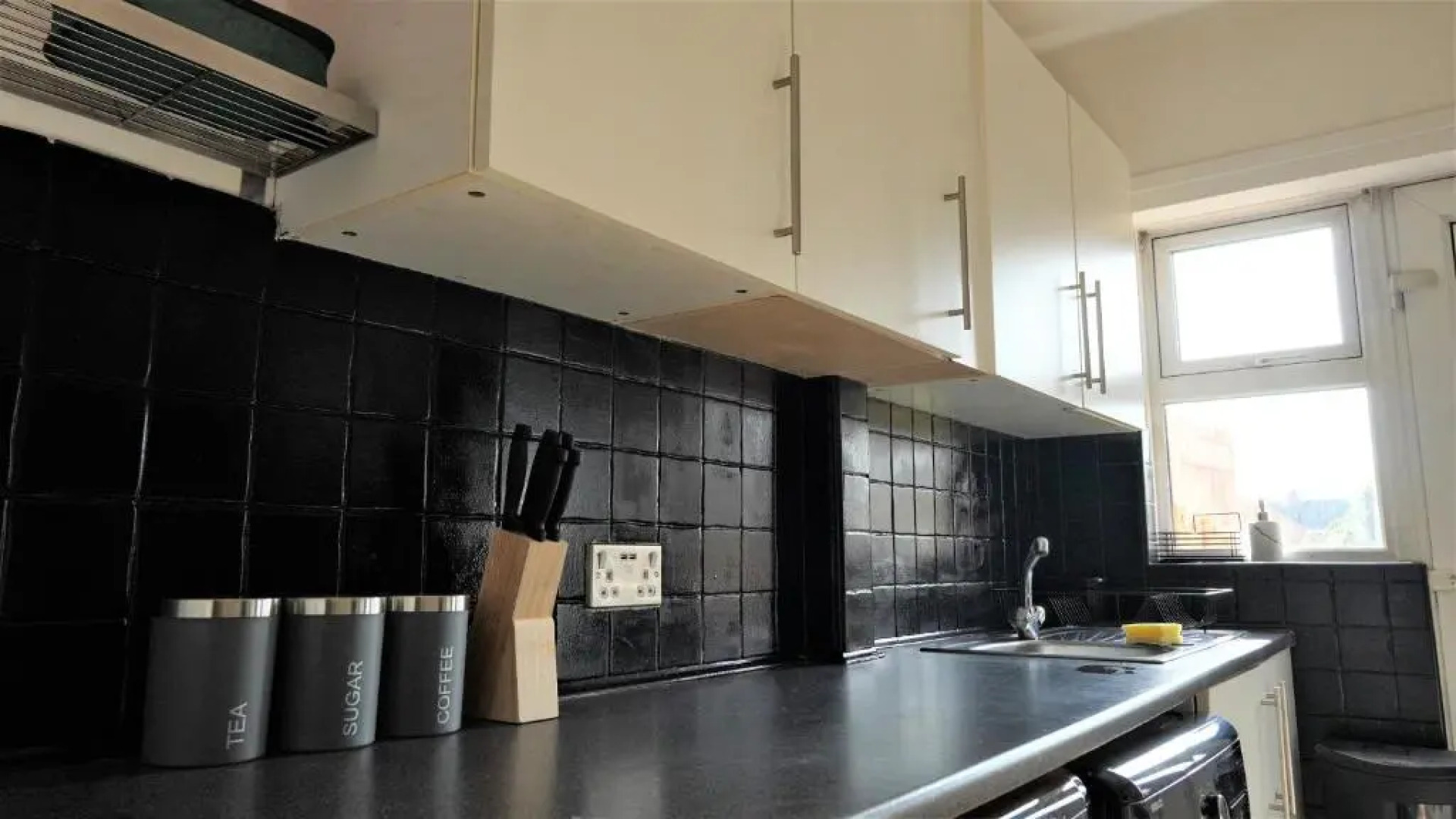 Spacious 3 bed house, great for FAMILIES and CONTRACTORS, sleeps 5 plus FREE Parking - Triumph Serviced Accommodation Wolverhampton