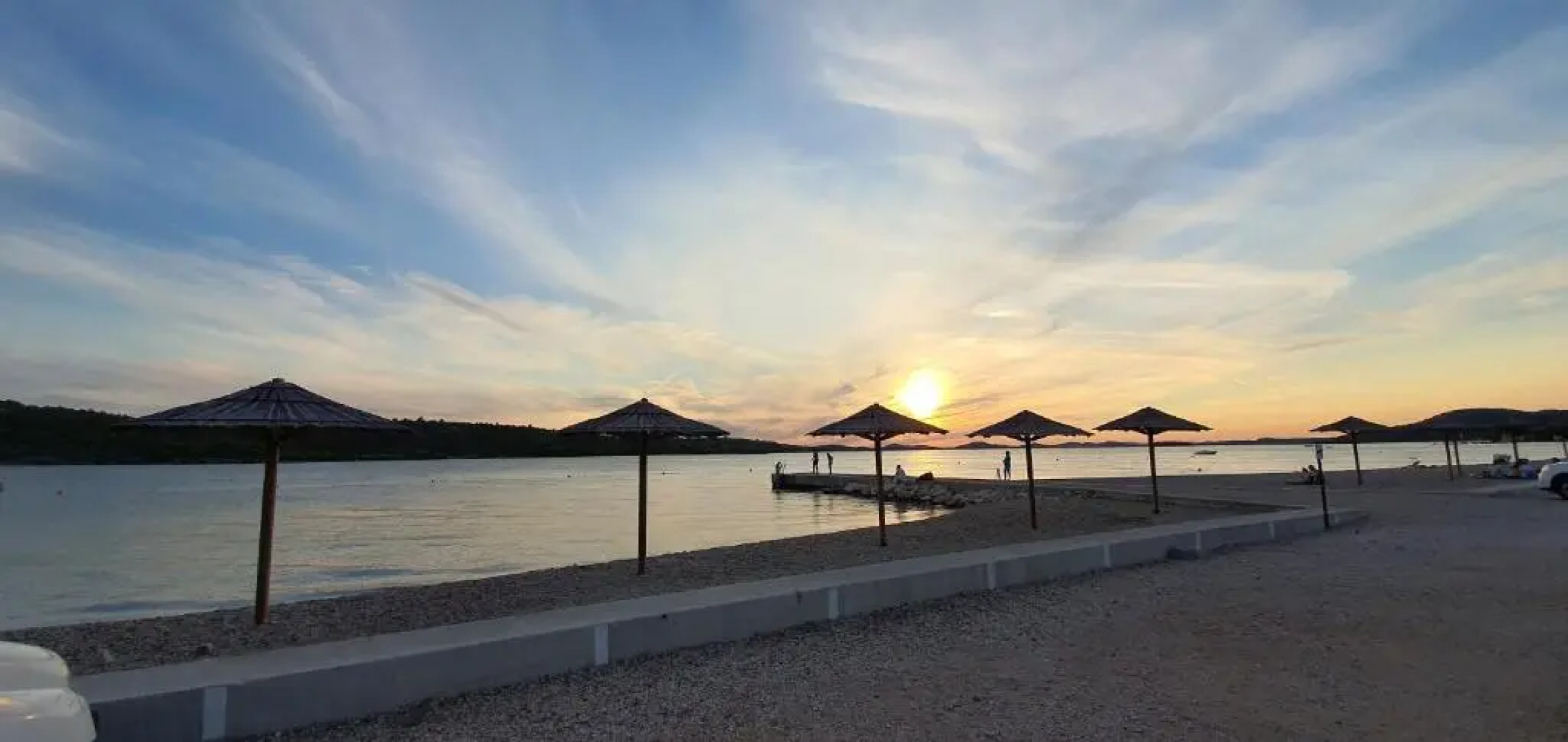 Pirovac Premium Luksuzni Mobile-Home on the beach 6 ležaja satelit tv wifi klima 2 x wc velika terasa full opremljena ljubimci dozvoljeni parkirno mjesto 10m do plaže pogodno za djecu mali obiteljski kamp 100m do centra mjesta