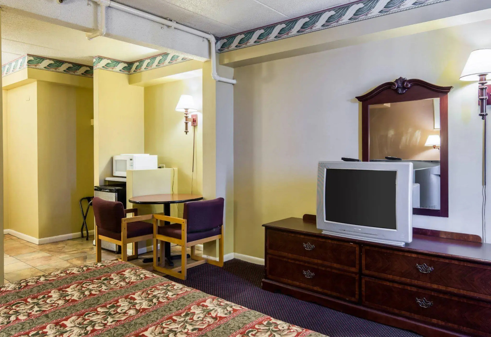 Red Roof PLUS+ & Suites Virginia Beach – Seaside