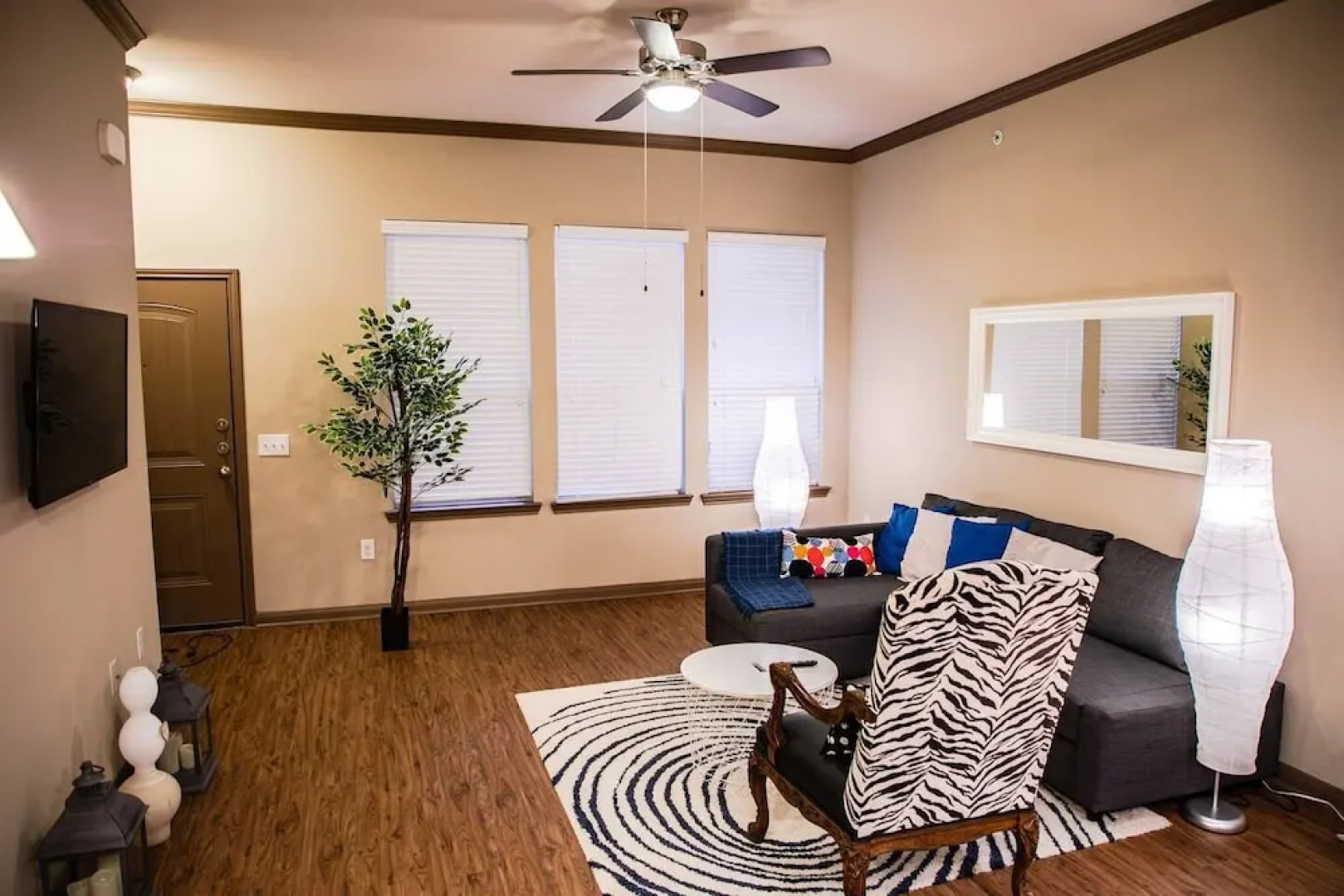 Stunning Modern Home Gated Community Pool & Gym