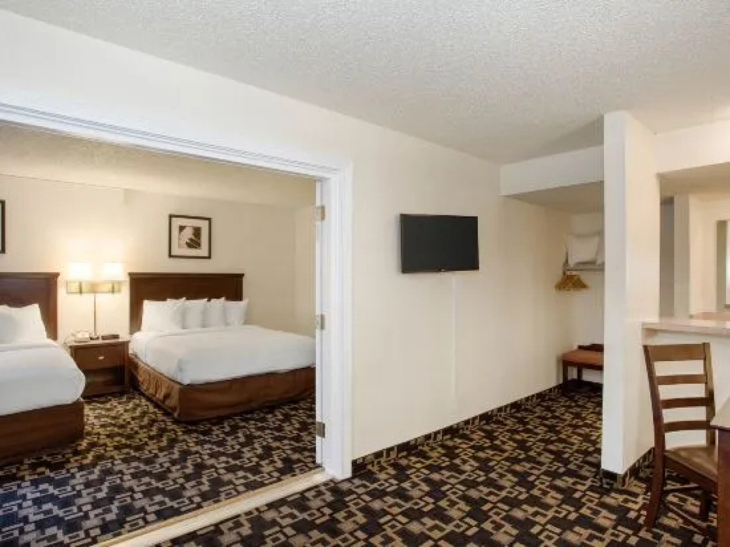 Econo Lodge Inn & Suites