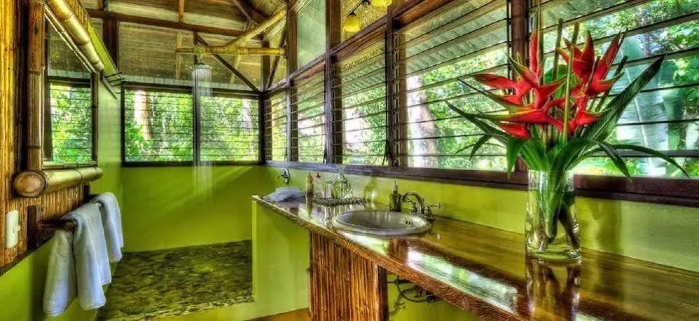 Iguana Lodge Beach Resort