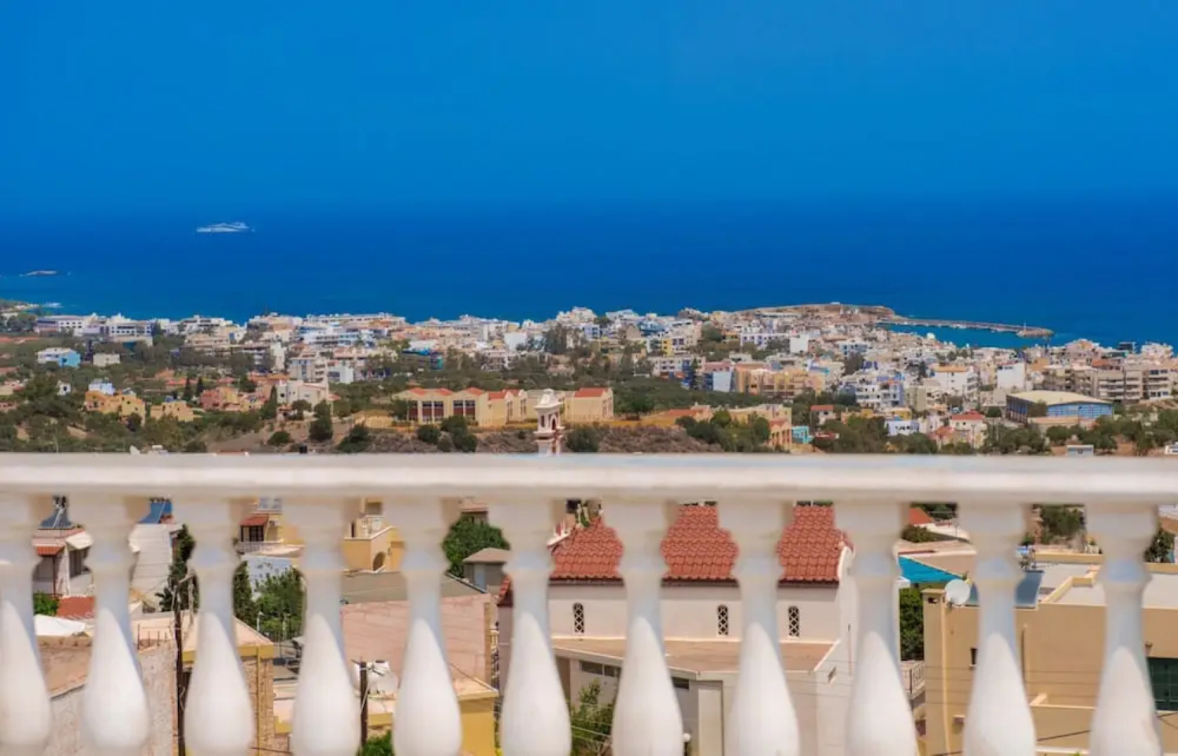 Very Spacious and Well Equipped Room Near the Sea