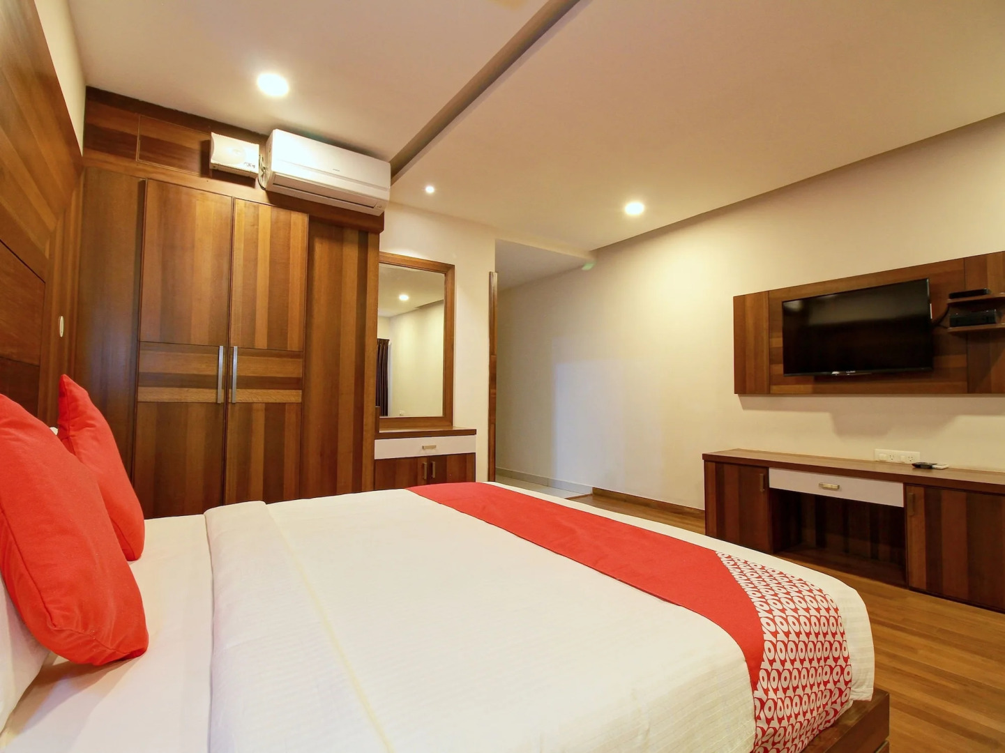 OYO 15909 The Traders Hotel