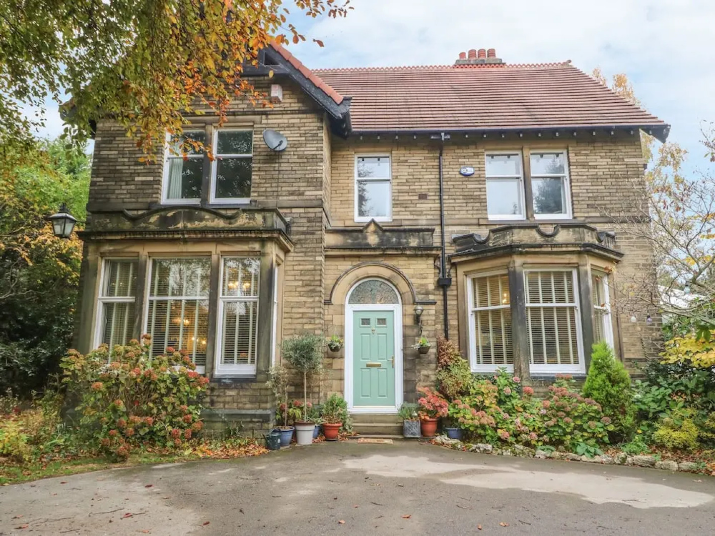 Lyndhurst, Brighouse