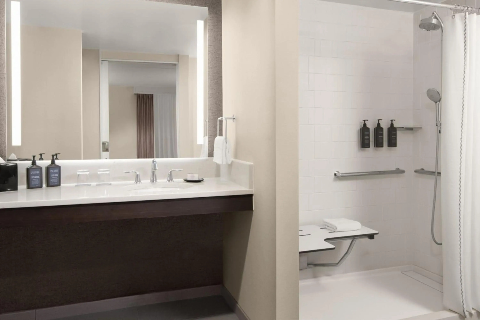 Sheraton Milwaukee Brookfield Hotel