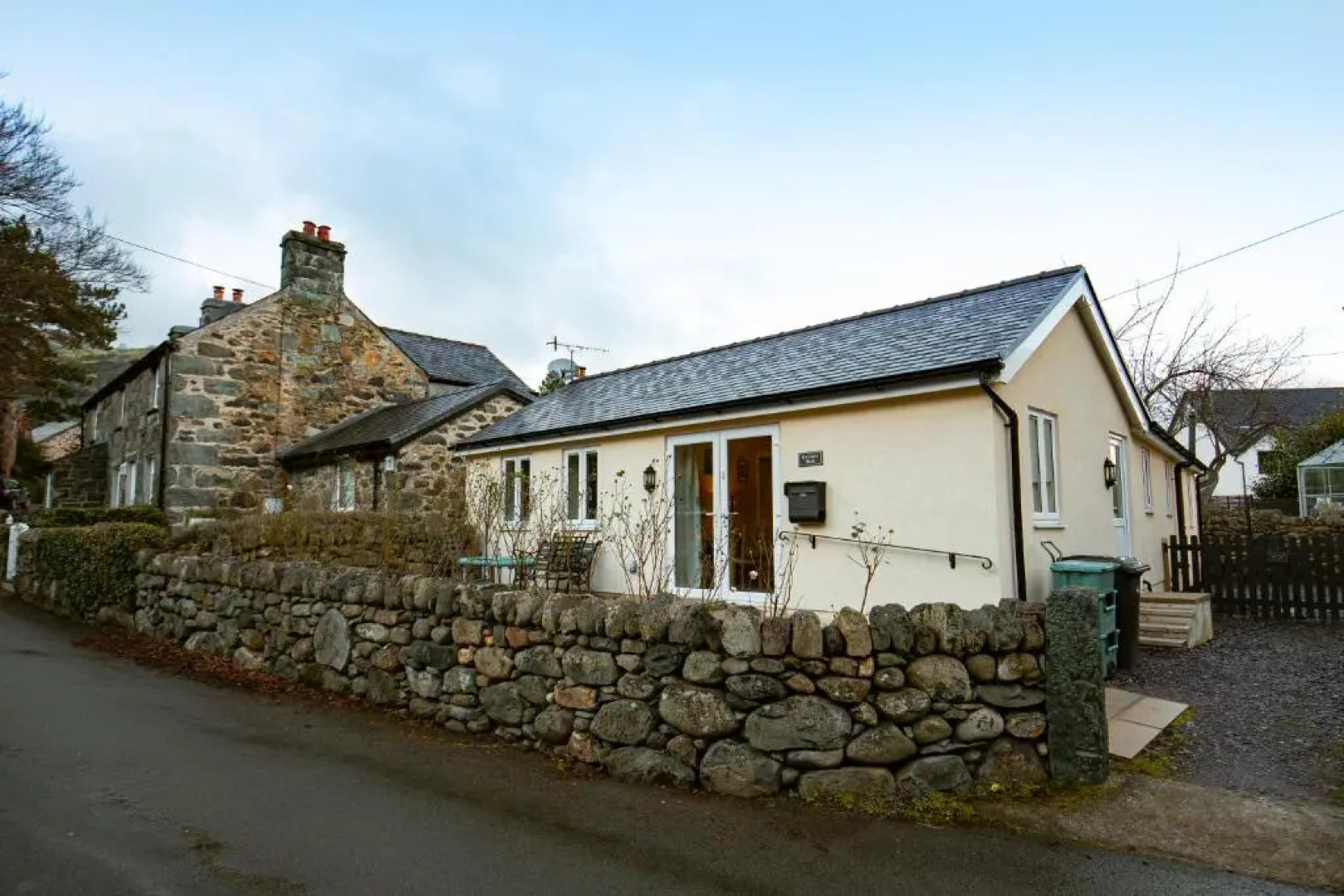 GWYNANT BACH - Cosy 2 Bed Bungalow Cottage in Snowdonia National Park, Conwy, North Wales
