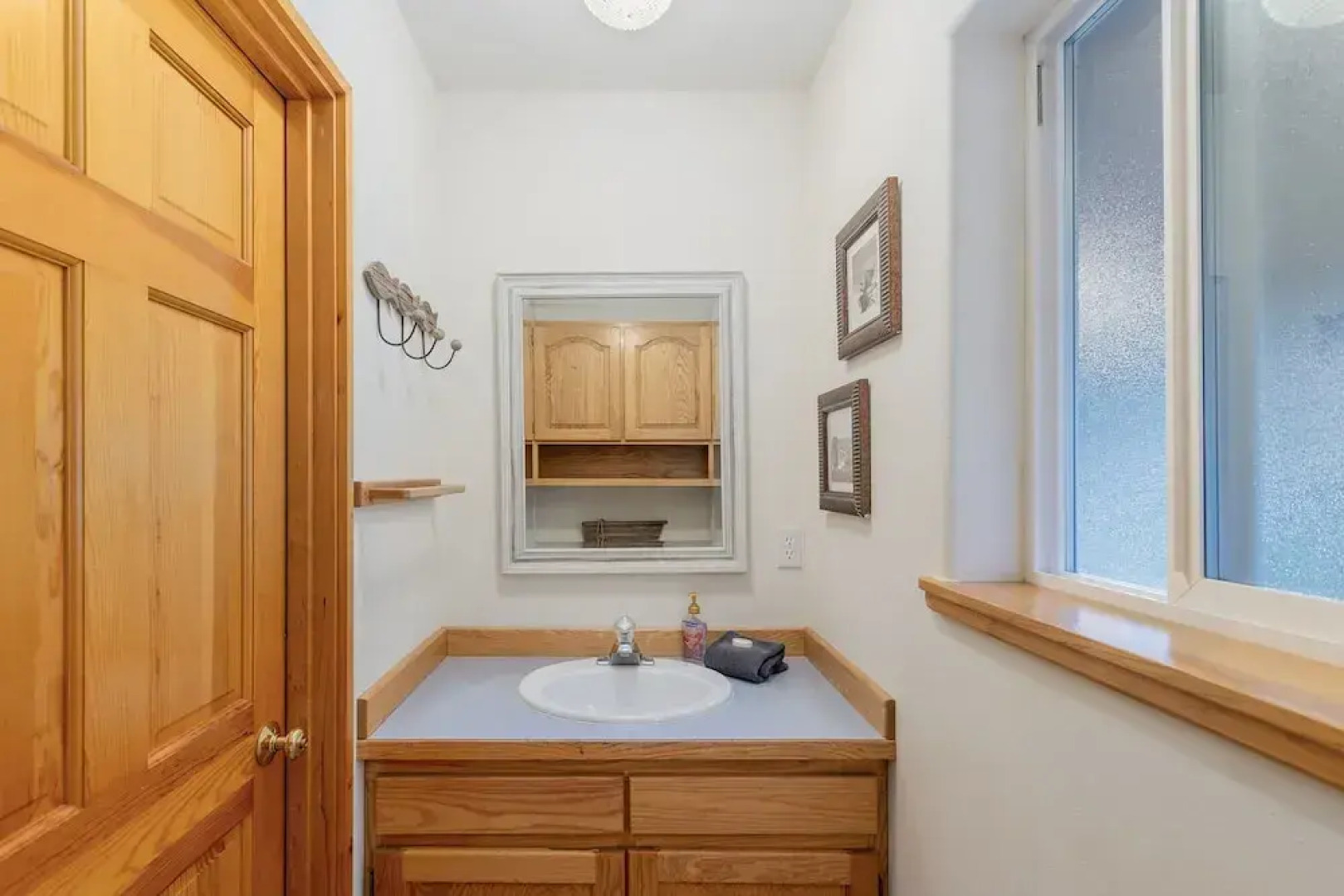 Alpine Acres Lodge 3 Bedroom Home by NW Comfy Cabins by RedAwning