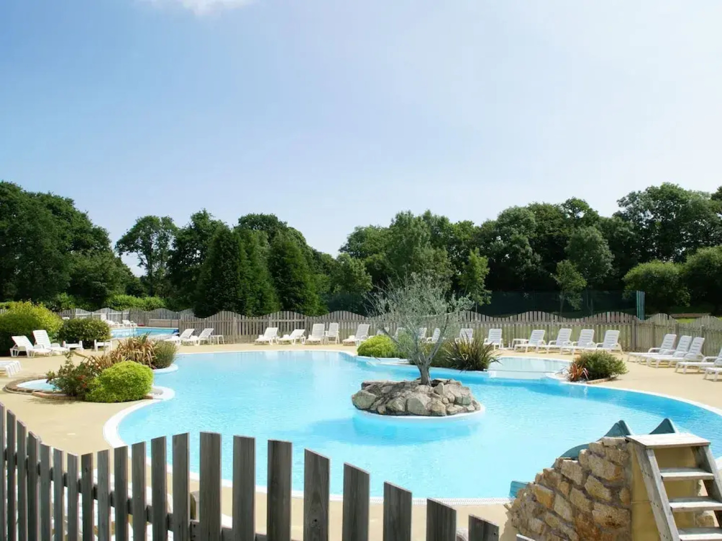 Beautiful Holiday Home With Pool, Bbq, Garden, Deckchairs