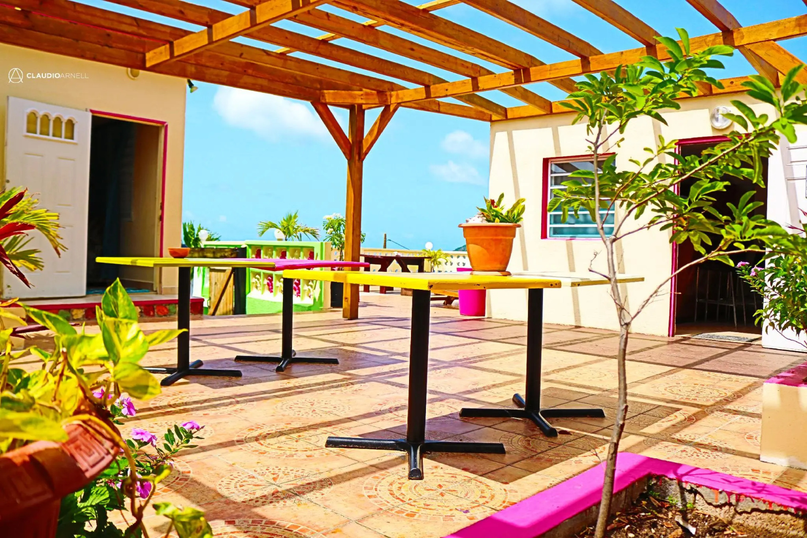 Over The Hill - Guesthouse & Residence