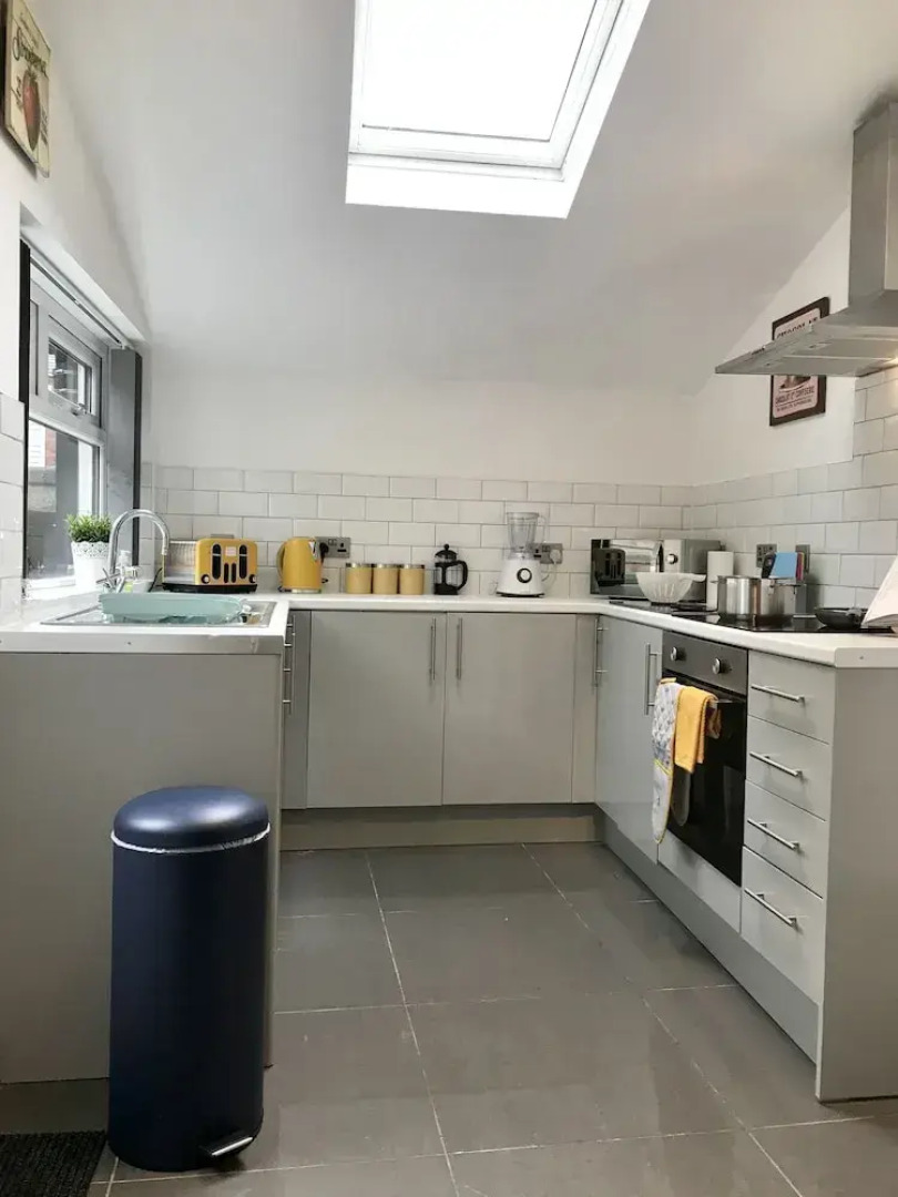 Stylish 3 Bedroom House Only 5 Mins From M6/m58