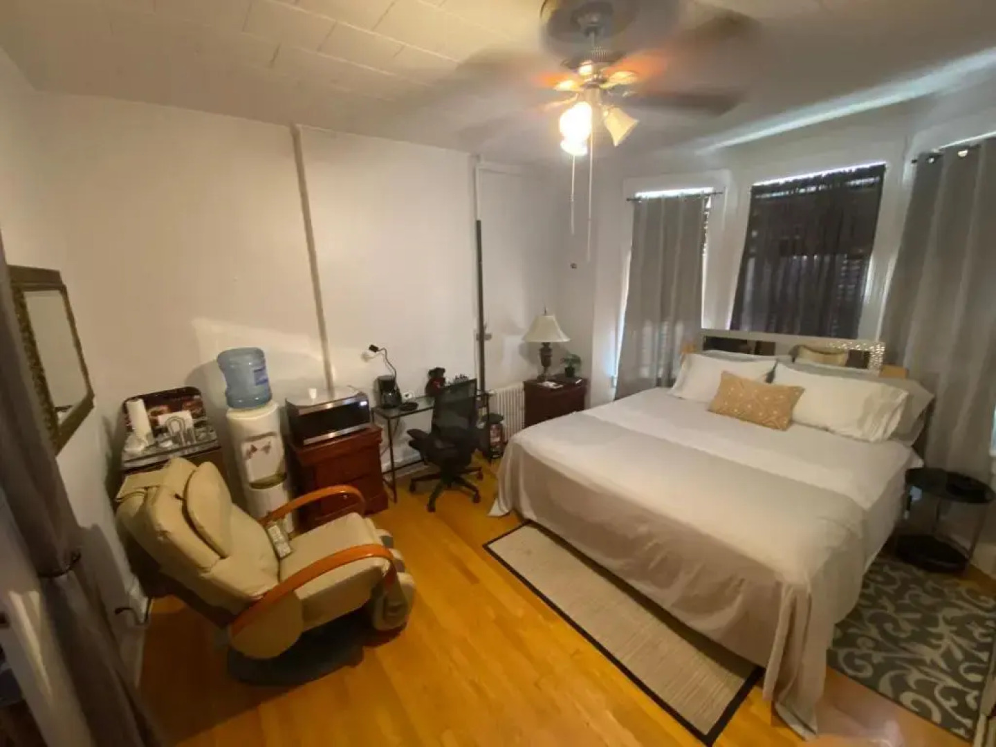 7 Room with Jacuzzi, Massage Seat, and Parking Spac, 15 mins in bus and 7 minutes via New York Waterway Ferry to the CITY - THE BEST CHOICES!!