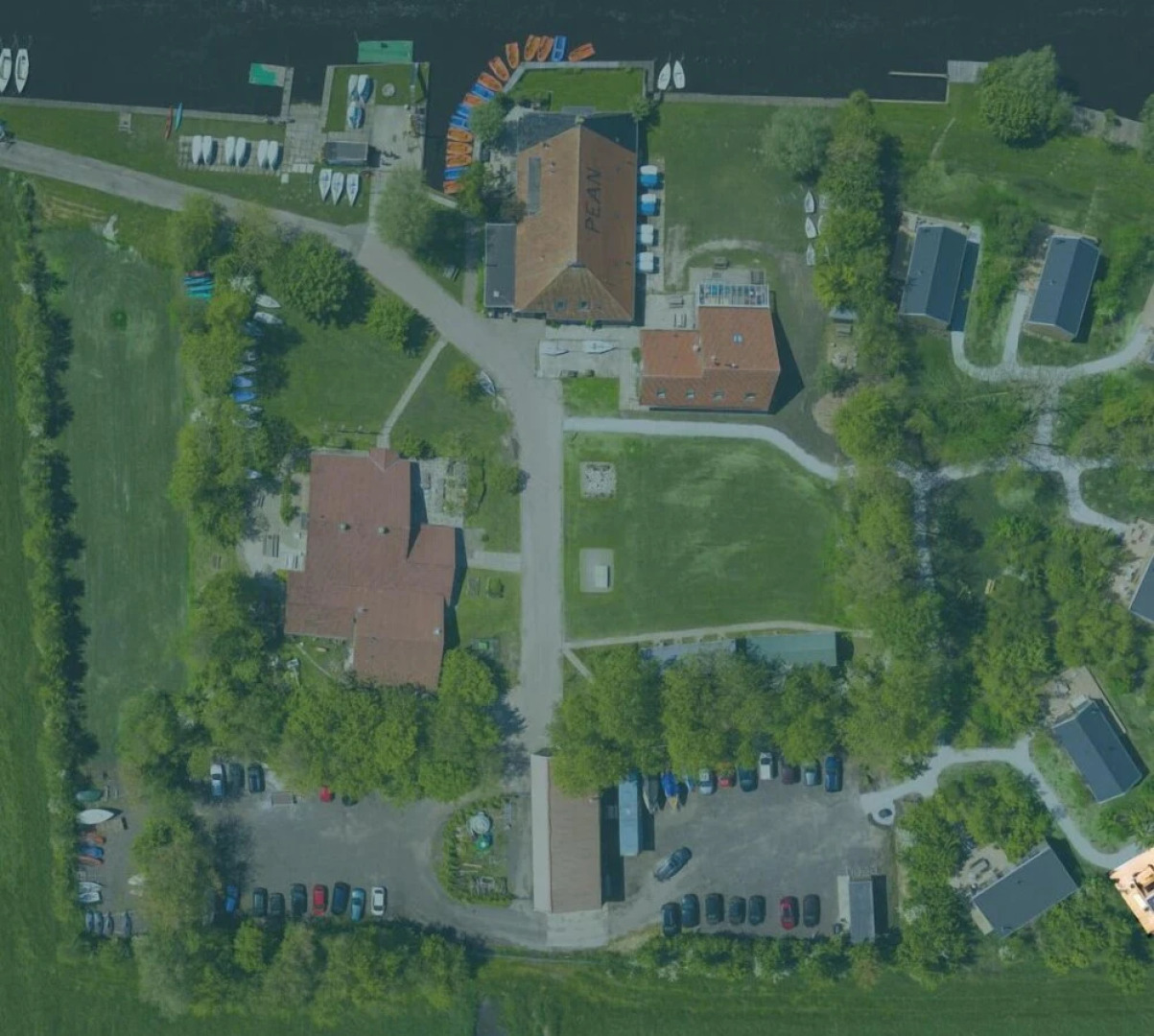 Swarm - 3 Waterlodges Naast Elkaar in Friesland