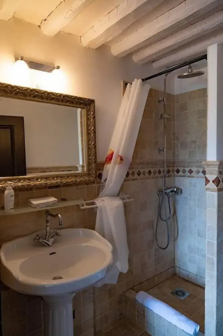 Fleur de Lys Fayence