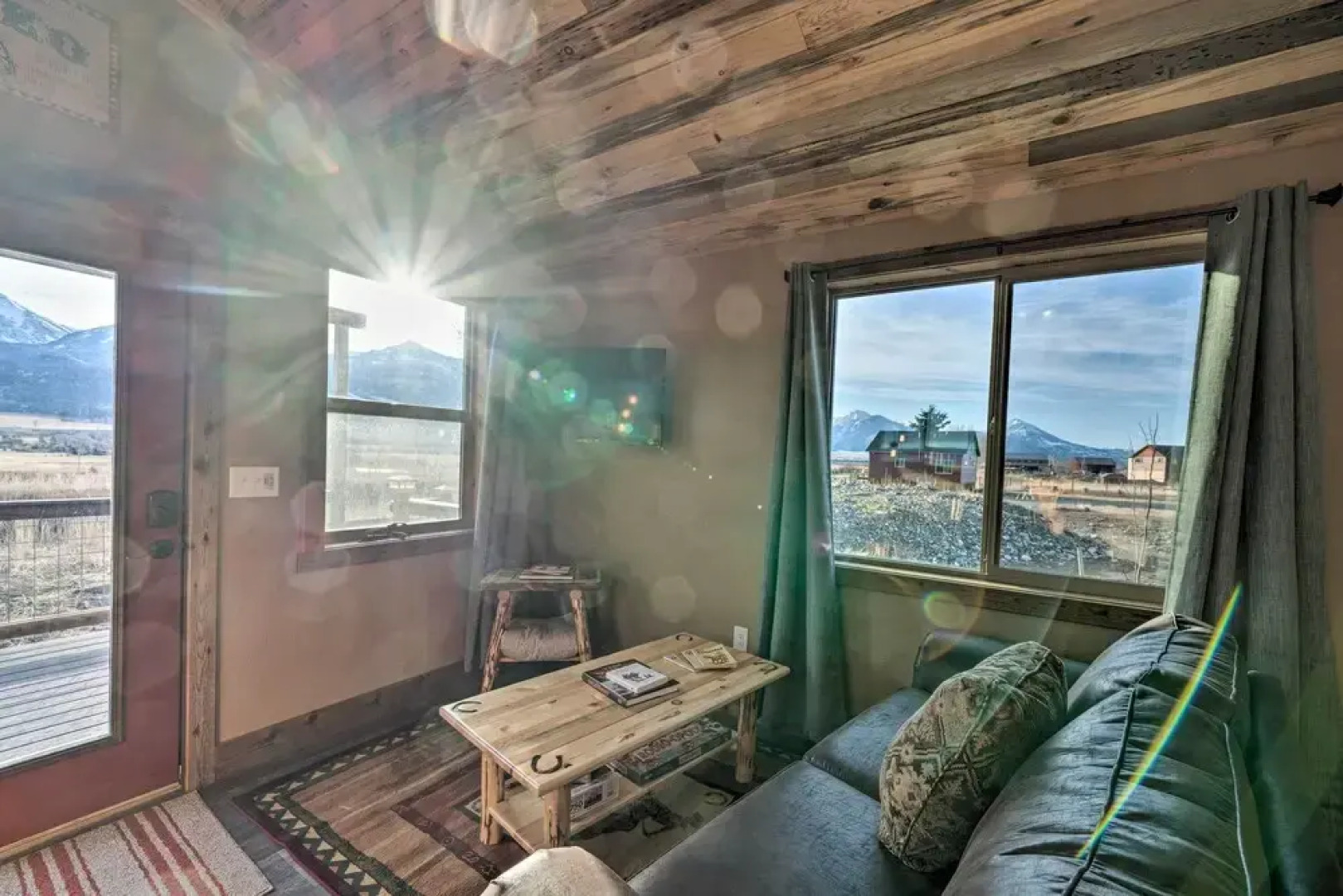 Couples Retreat 1-hour Drive From Yellowstone NP!