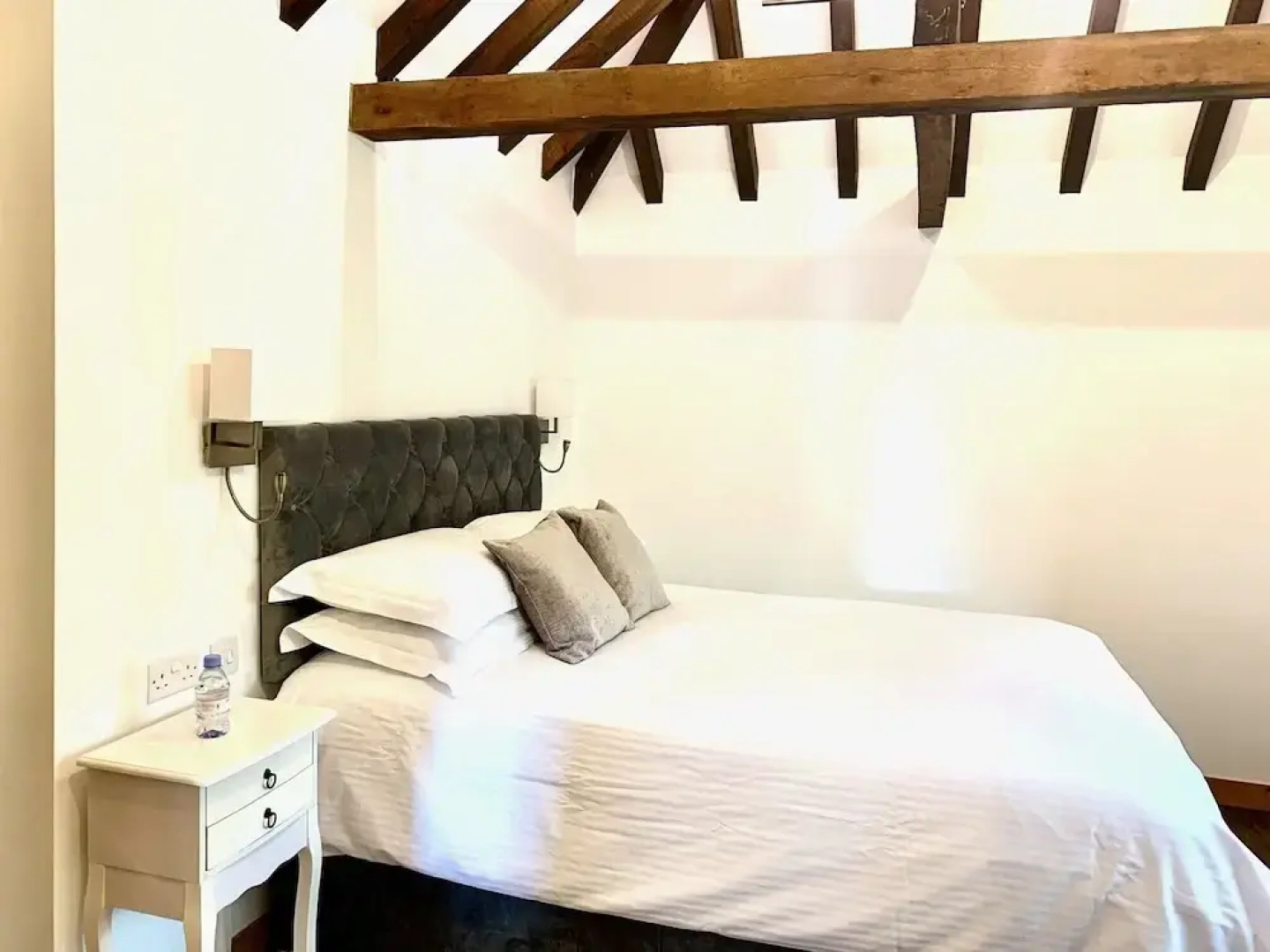 Flint Cottage - Sleeps 6 - Private Woodland