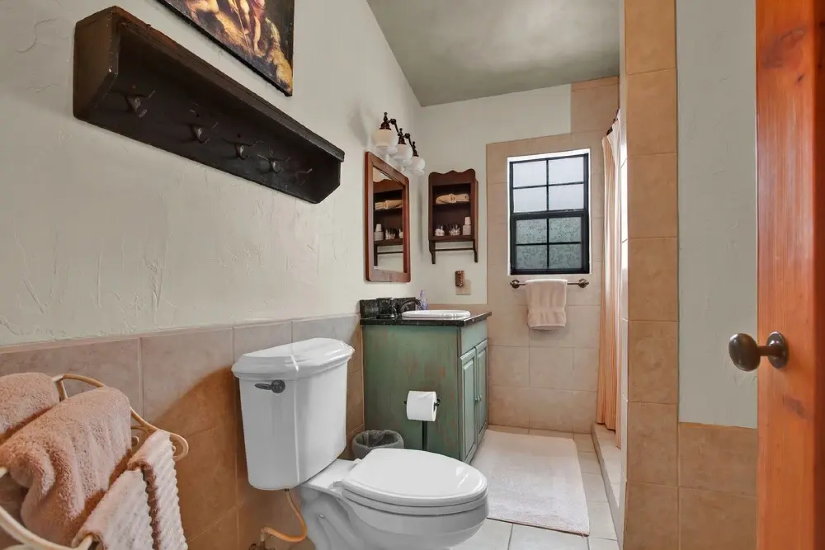 Luxury&location! 1 Blk to Main St W/hottub&firepit