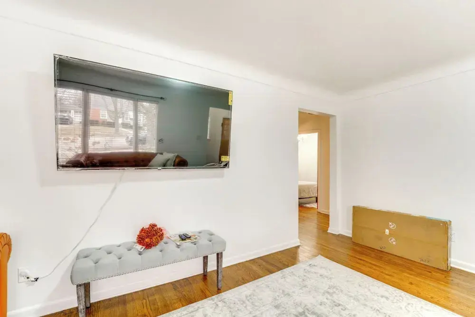 13 Mi to Downtown Detroit: Bright Home