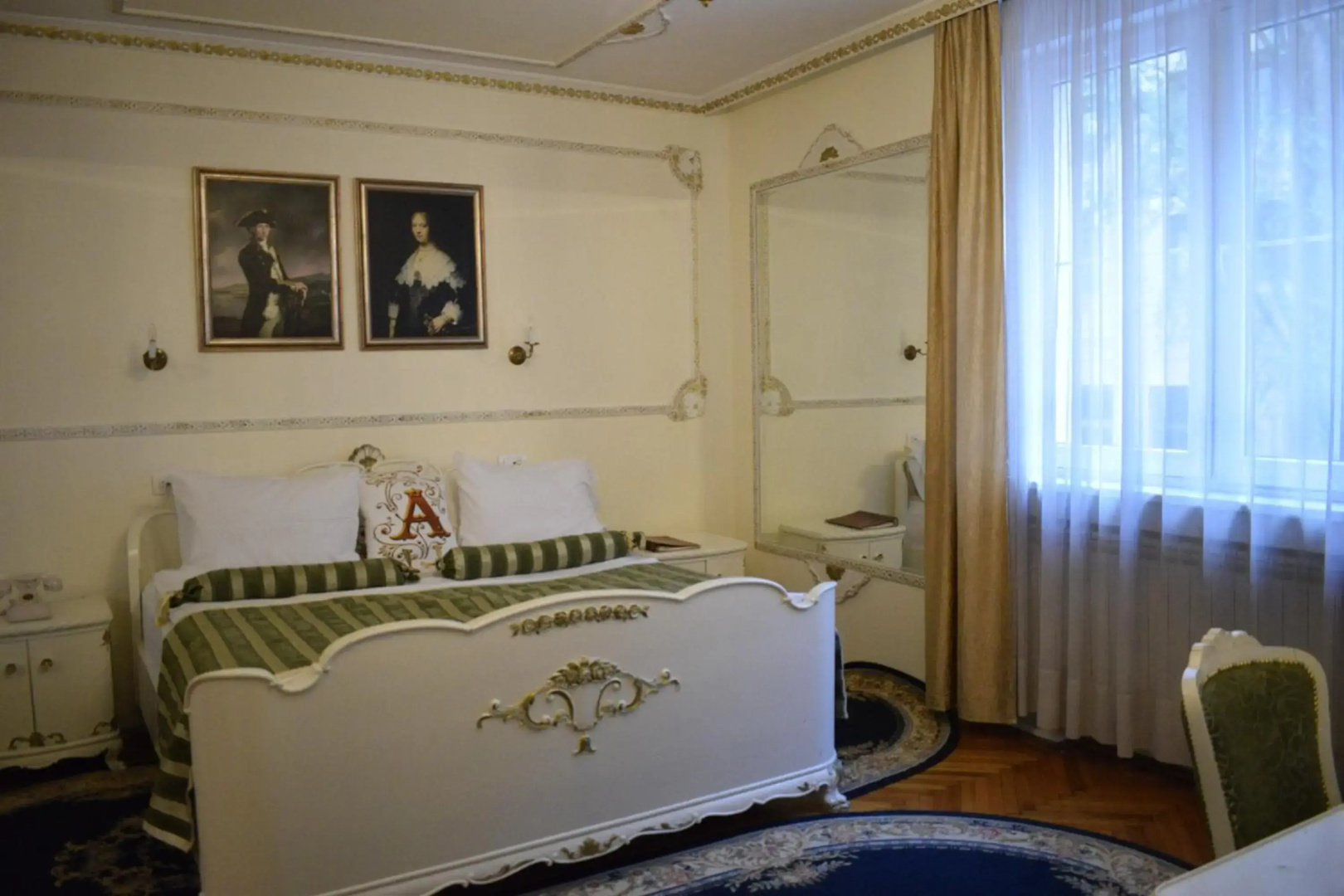 Queen's Astoria Design Hotel