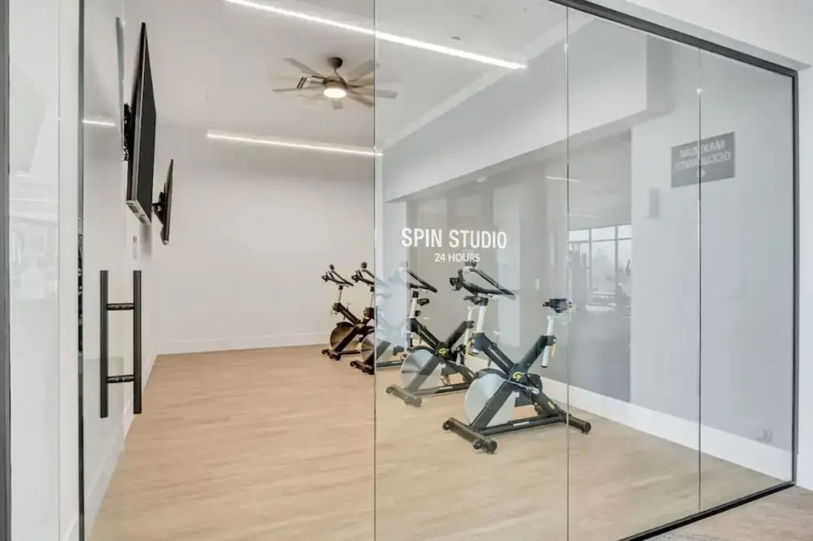 Family Friendly - 4th Story w Elevator - King Beds