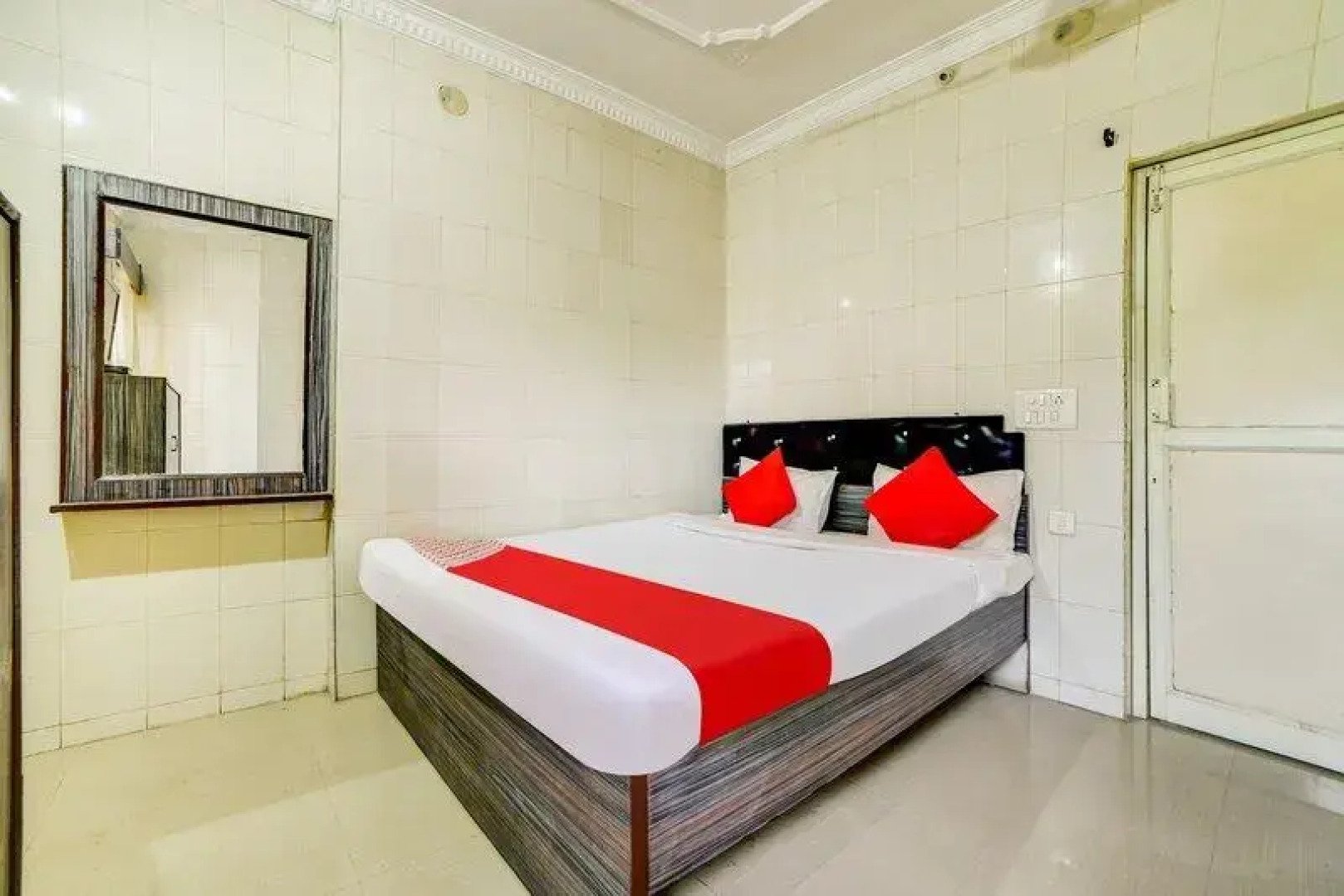 OYO 29087 Hotel Golden Pride