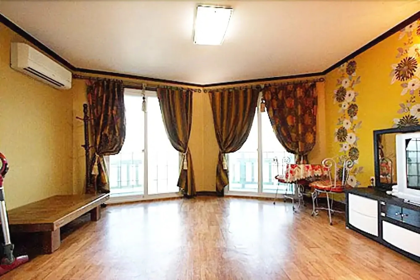 Taean Log House Pension