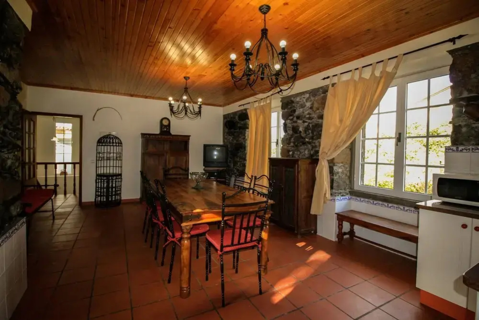 Gouveia Cottage by Analodges