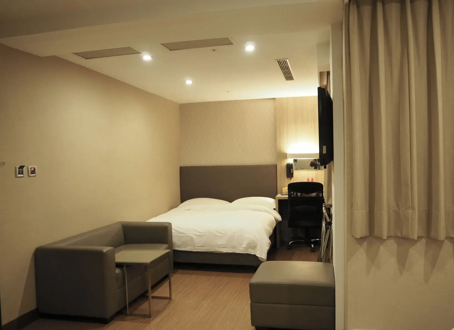 The Riverside Hotel International