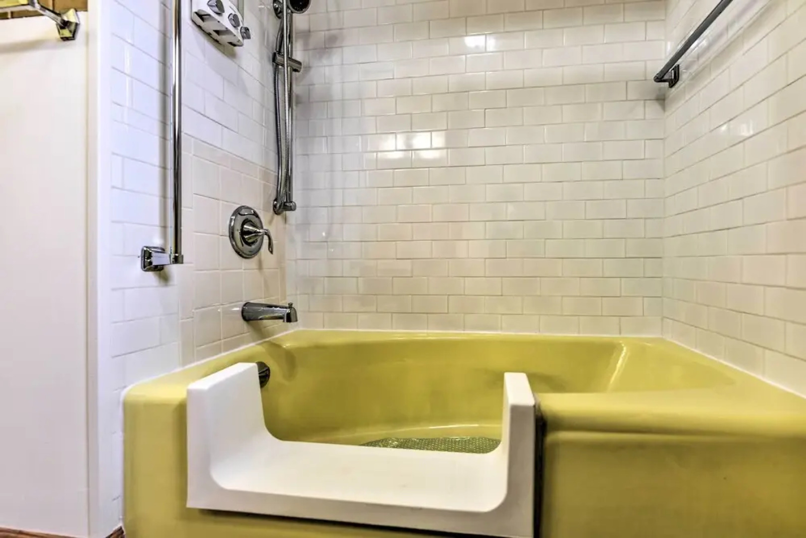 Vacation Rental ~ 8 Mi to Keybank Center!