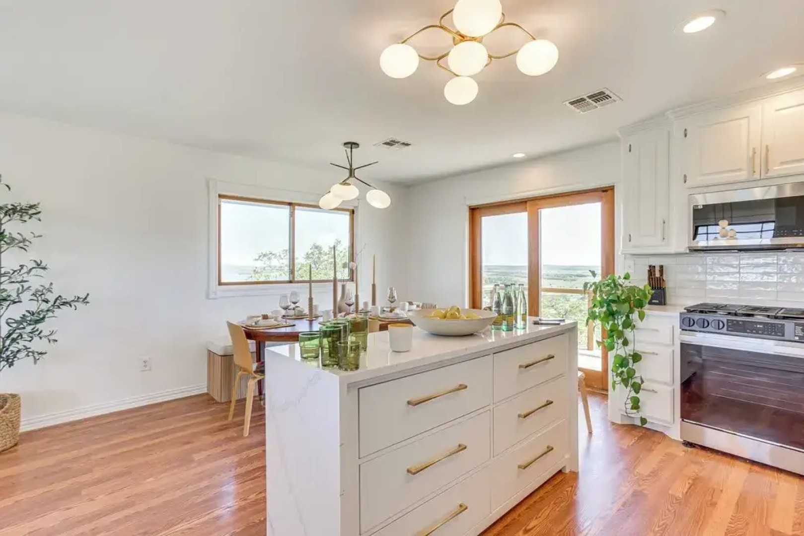 Lake Lawtonka View: Mountaintop Medicine Park Home