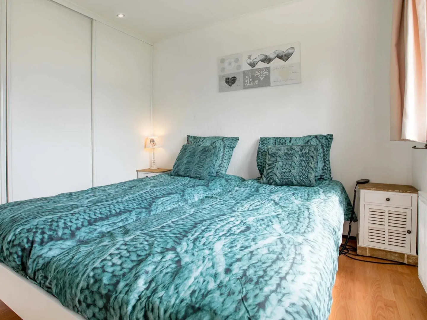 Detached chalet with dishwasher, on a holiday park, 8 km. from beautiful Hoorn