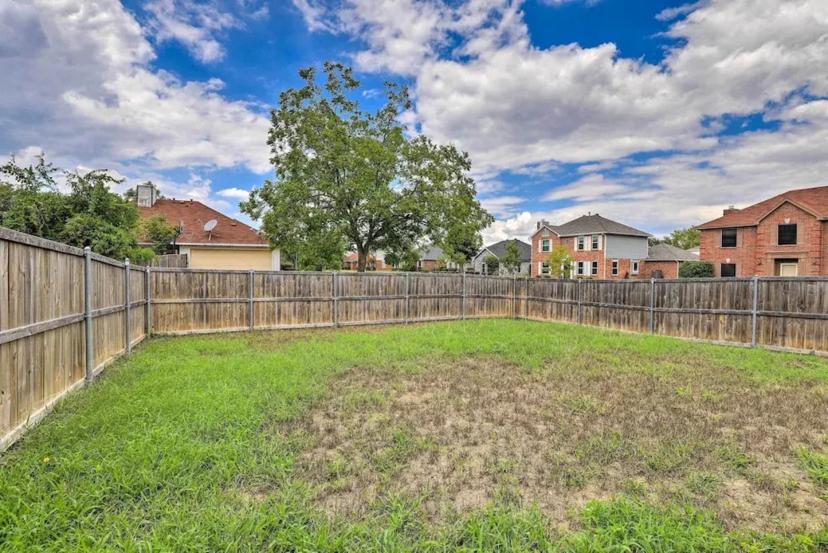 16 Mi to Dtwn Dallas: Spacious Home w/ Yard!